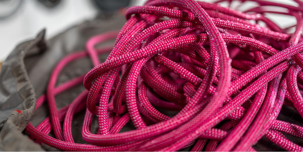 La cuerda se seca en una toalla.