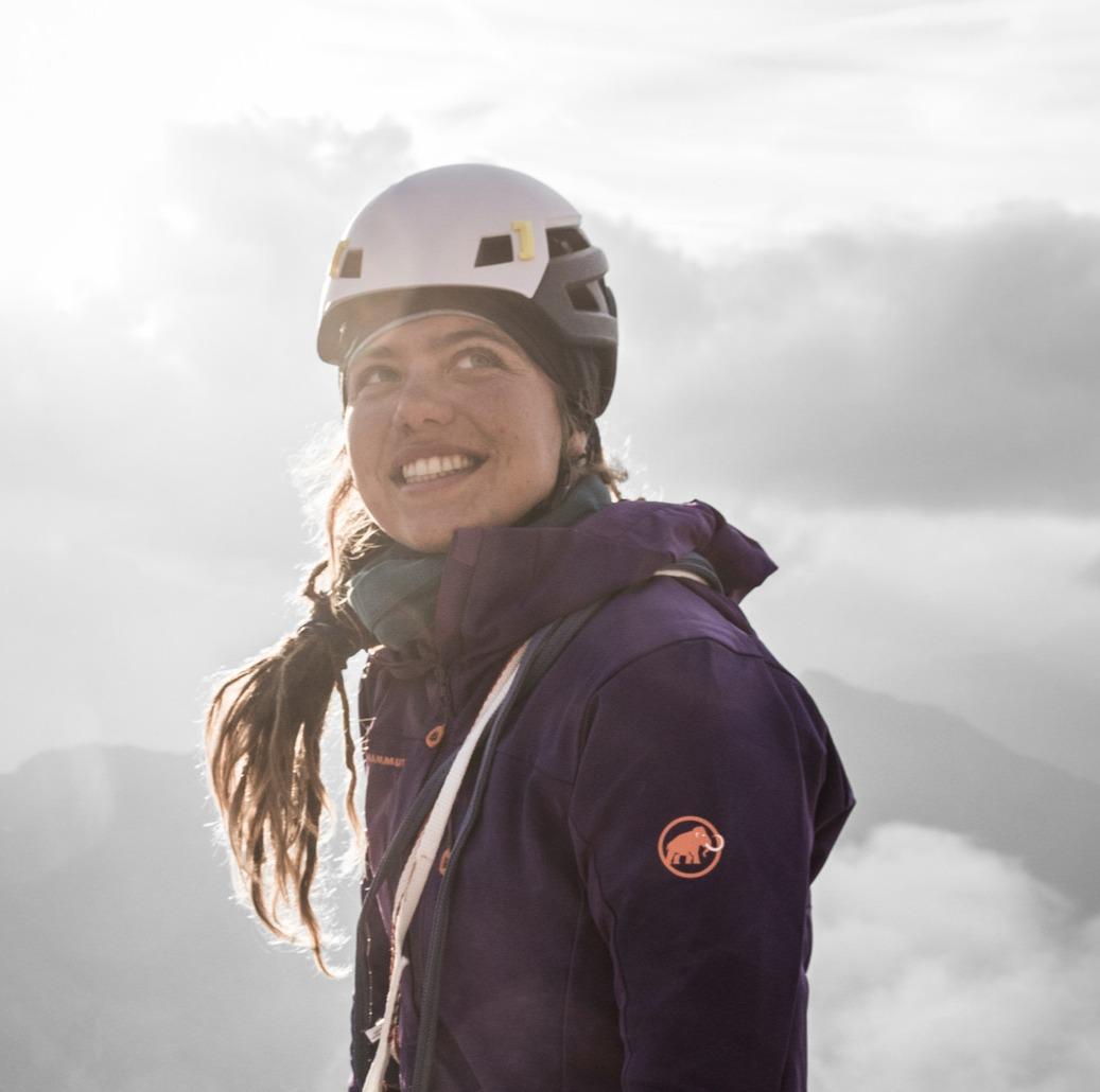Frau mit Mammut Jacke