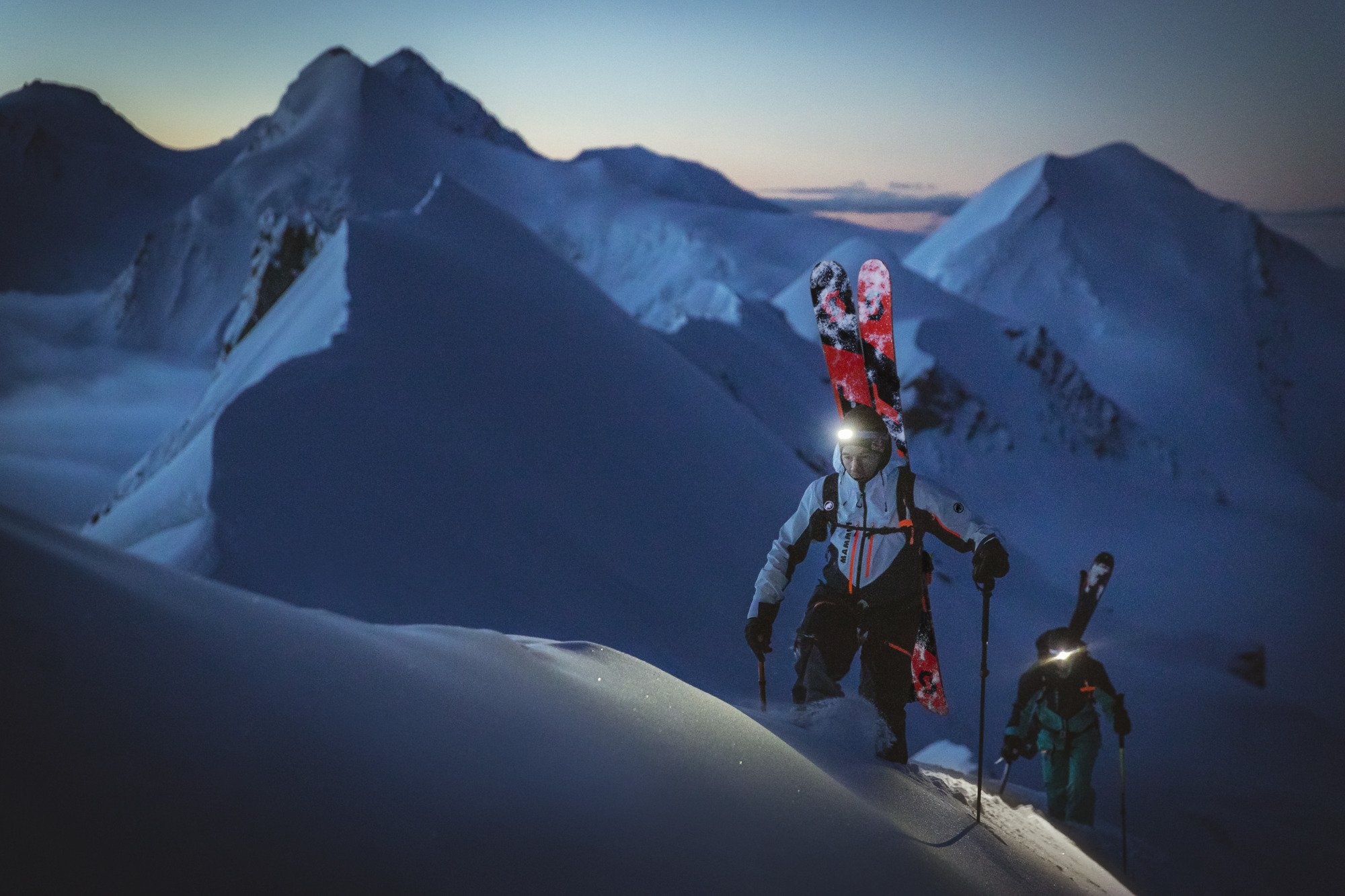 Zwei Personen in Mammut Kleider