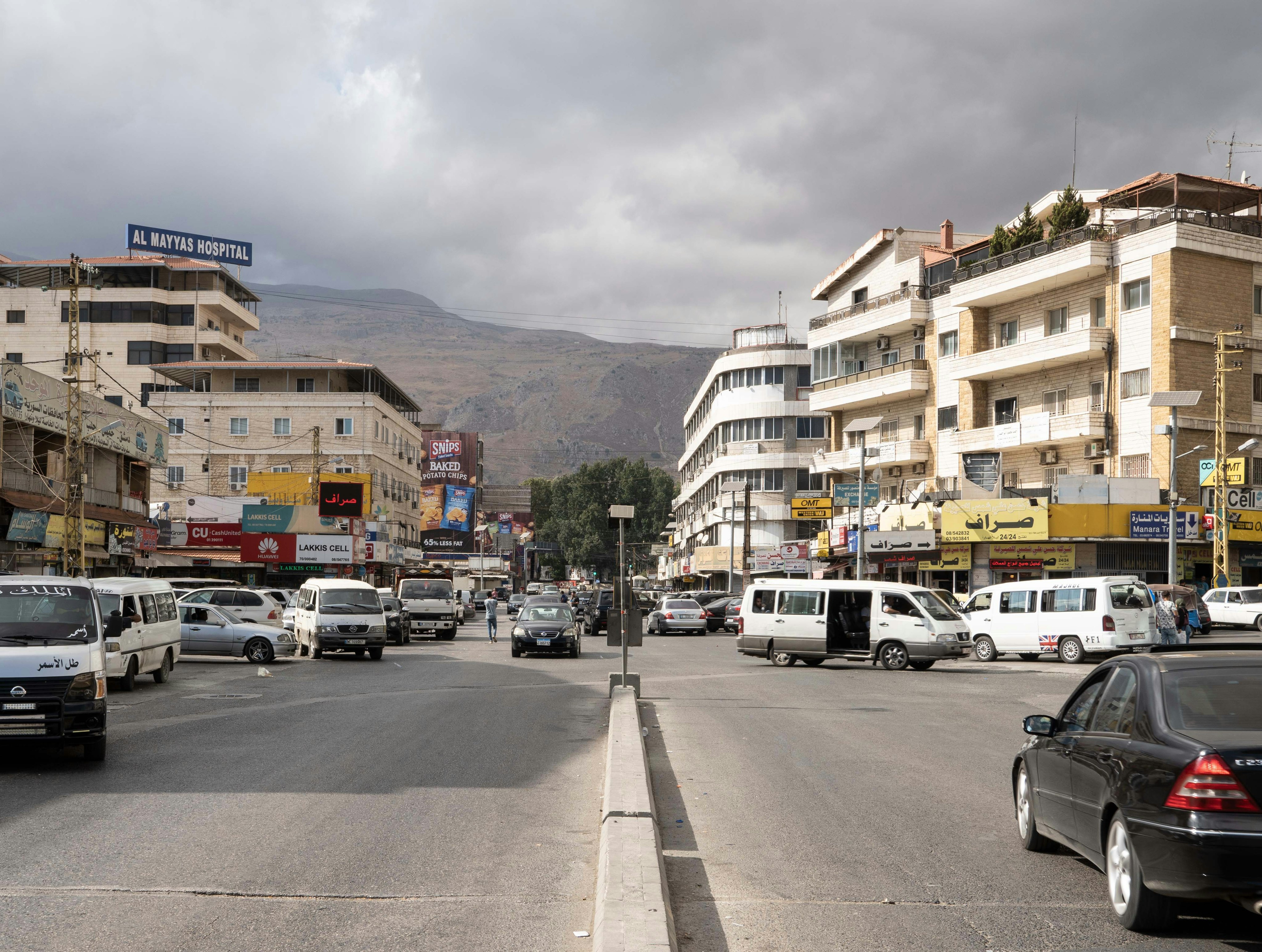 Voitures et bâtiments dans une ville du Liban.