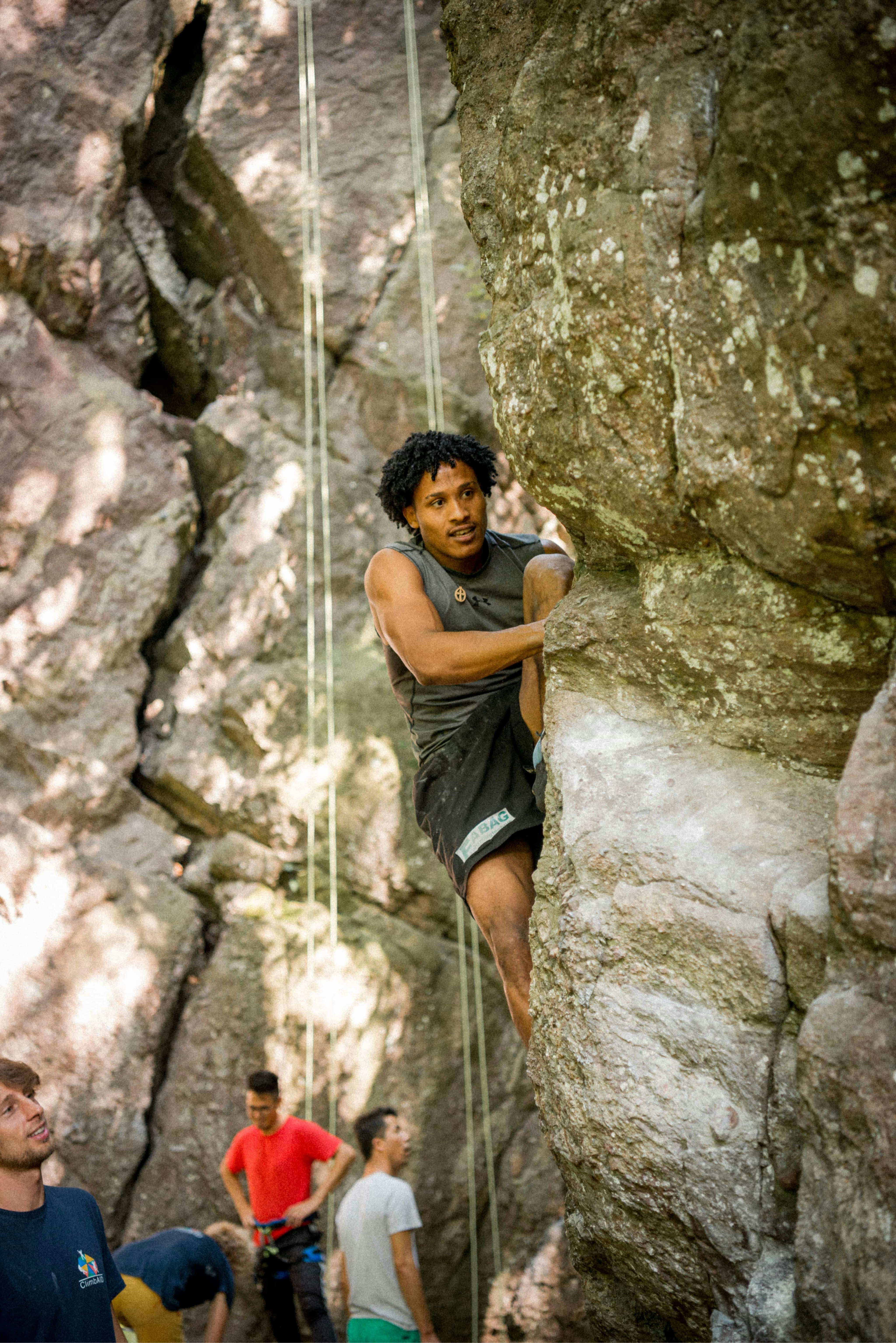 Eine Person beim Bouldern am Fels