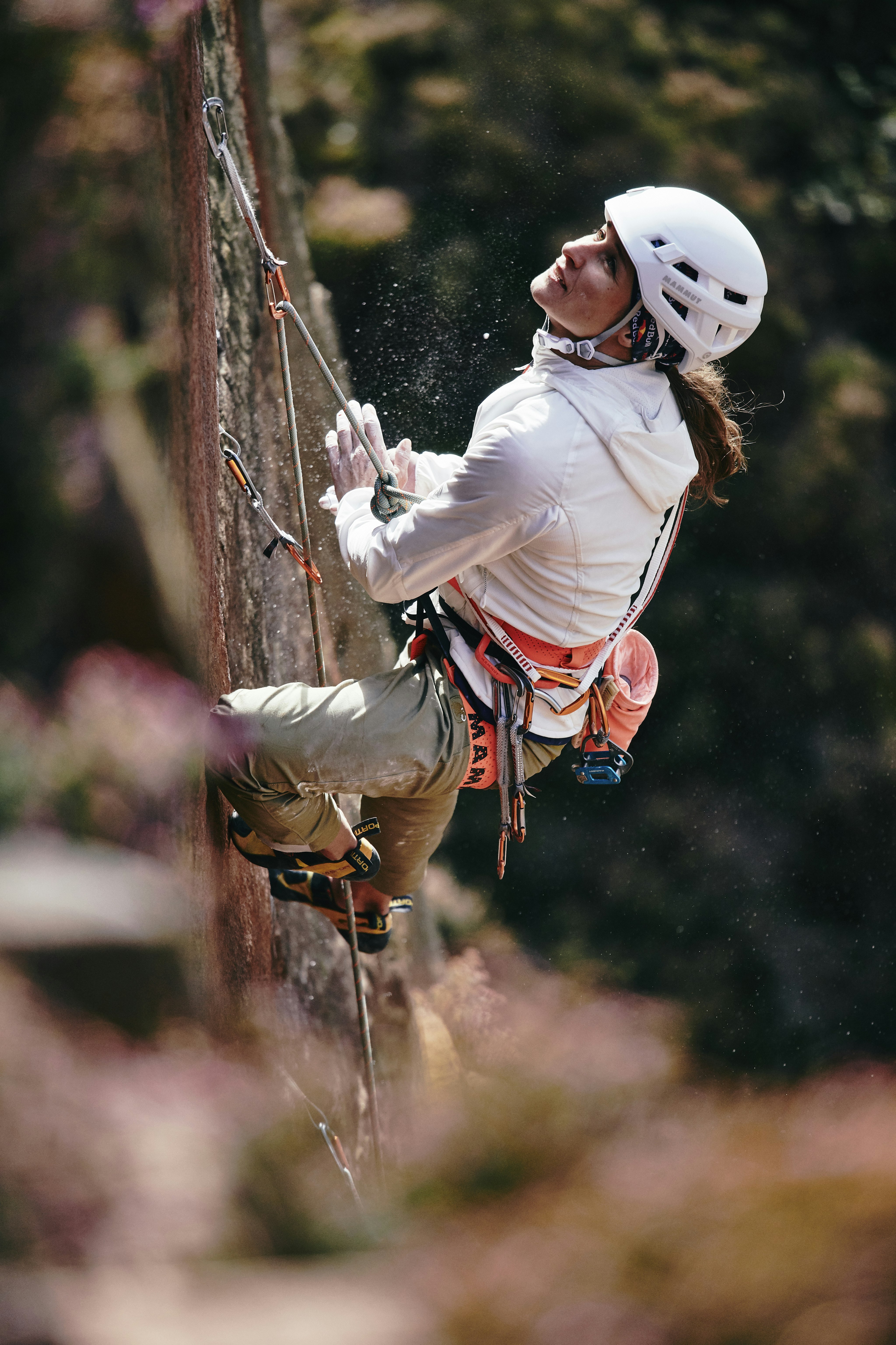 Une femme escalade une paroi rocheuse