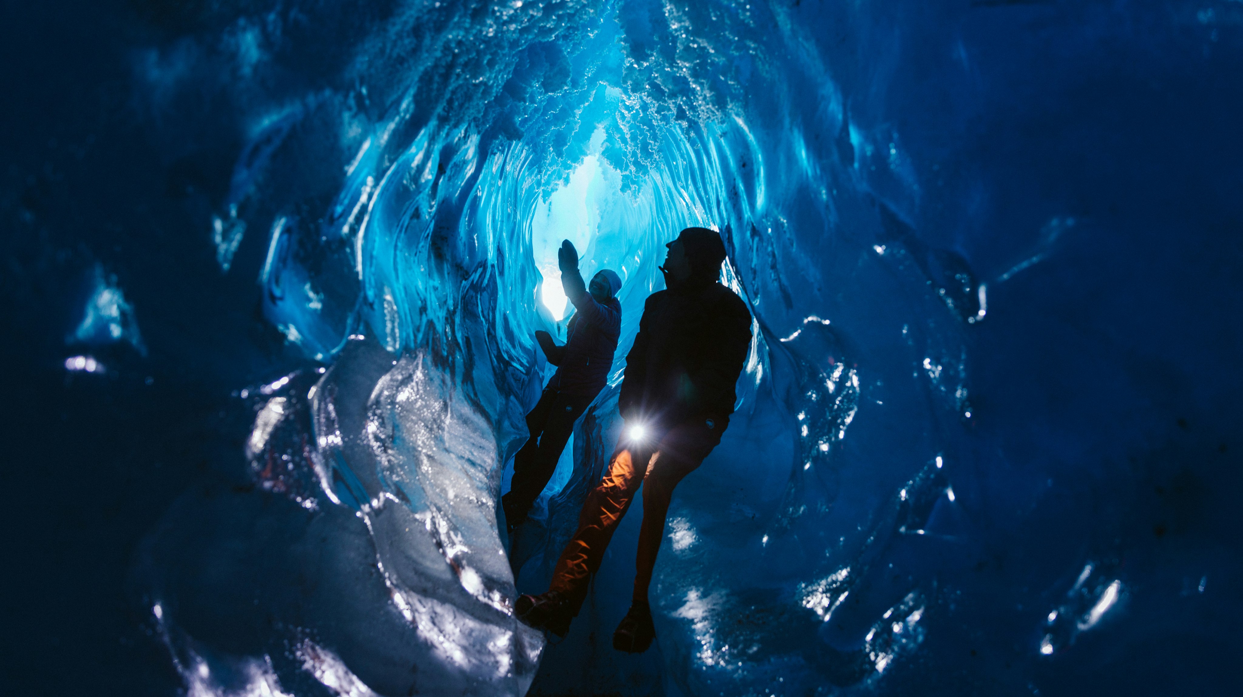 Zwei Menschen in einem Gletscher