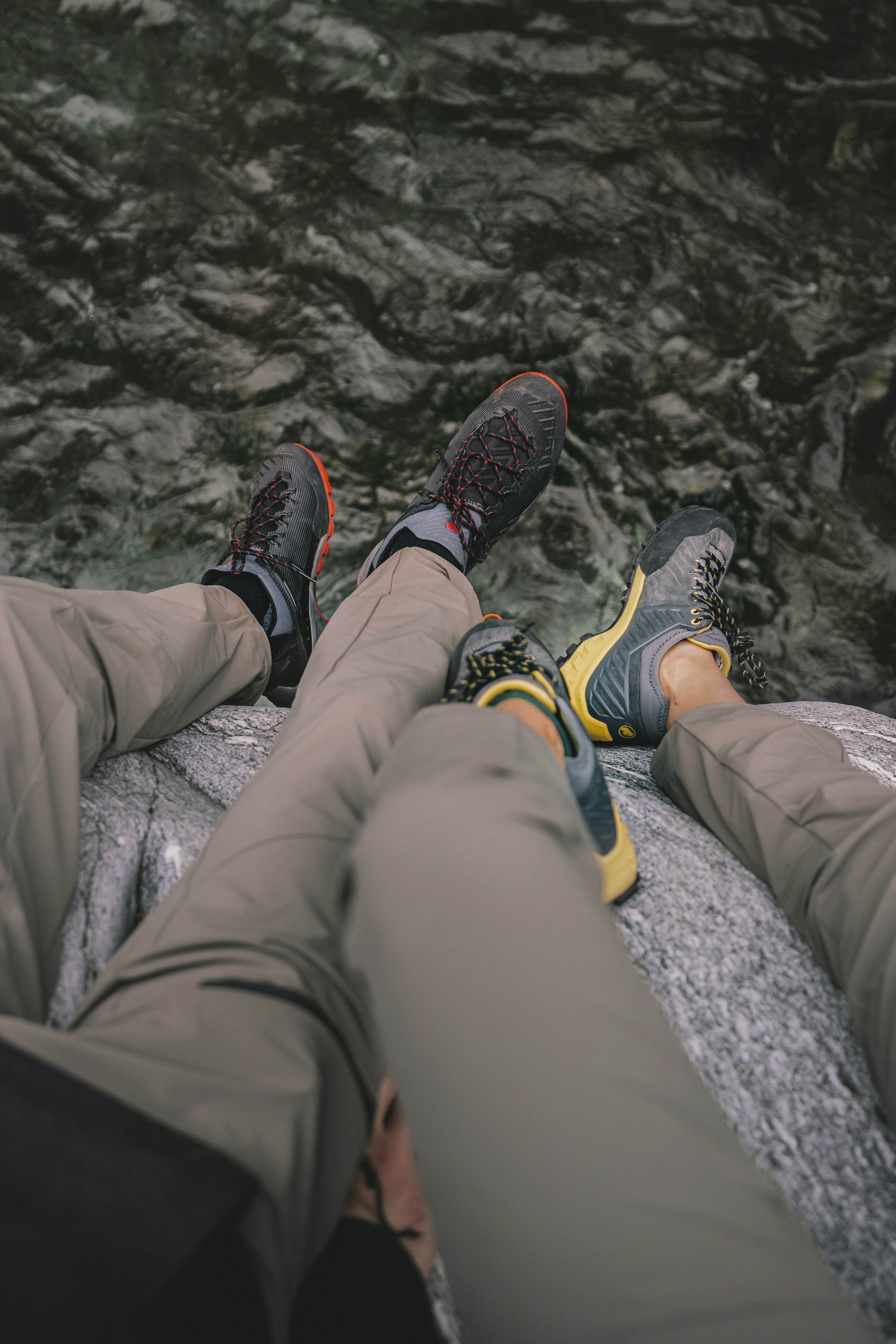 Deux grimpeurs assis sur un rocher