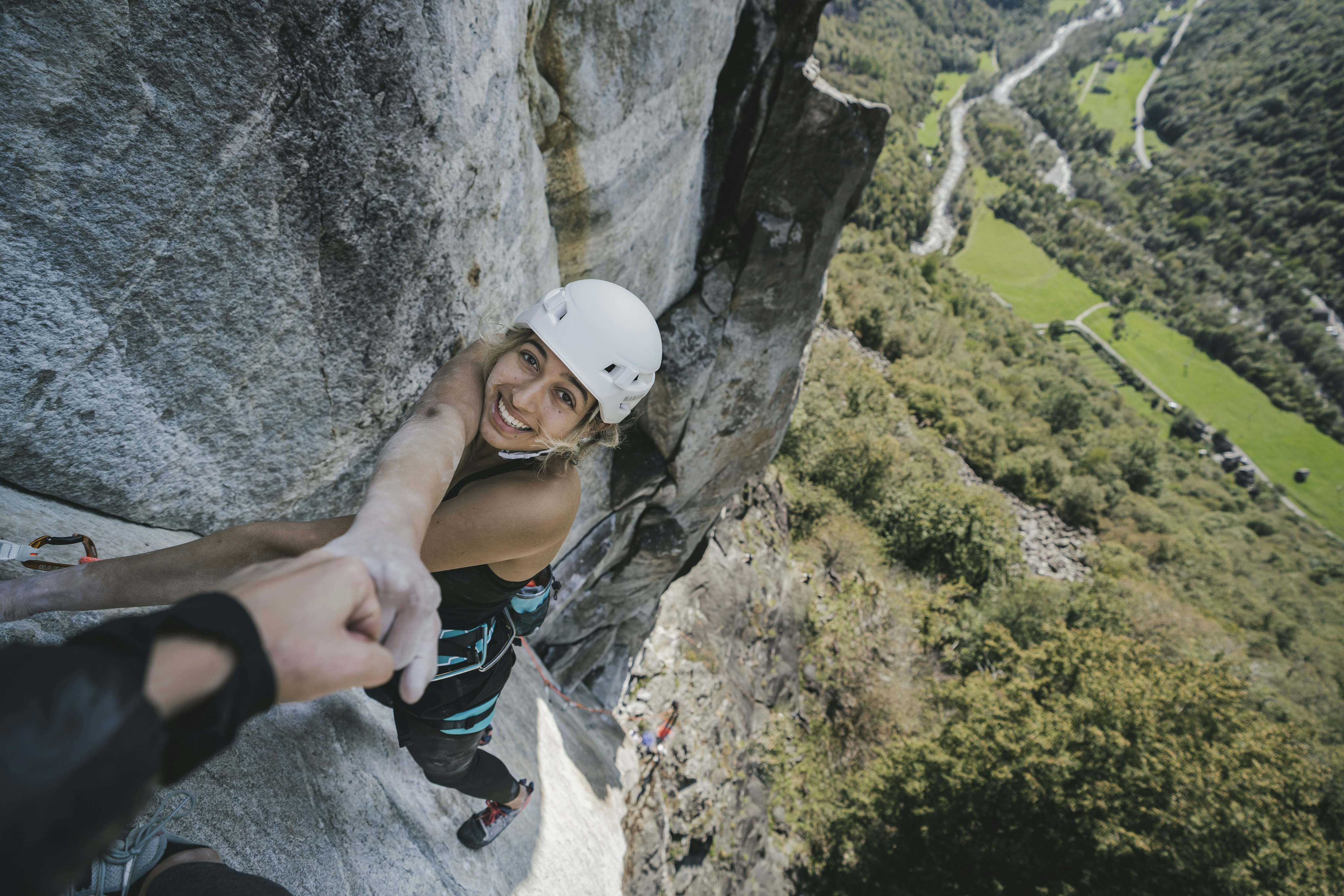 Femme escaladant une paroi rocheuse