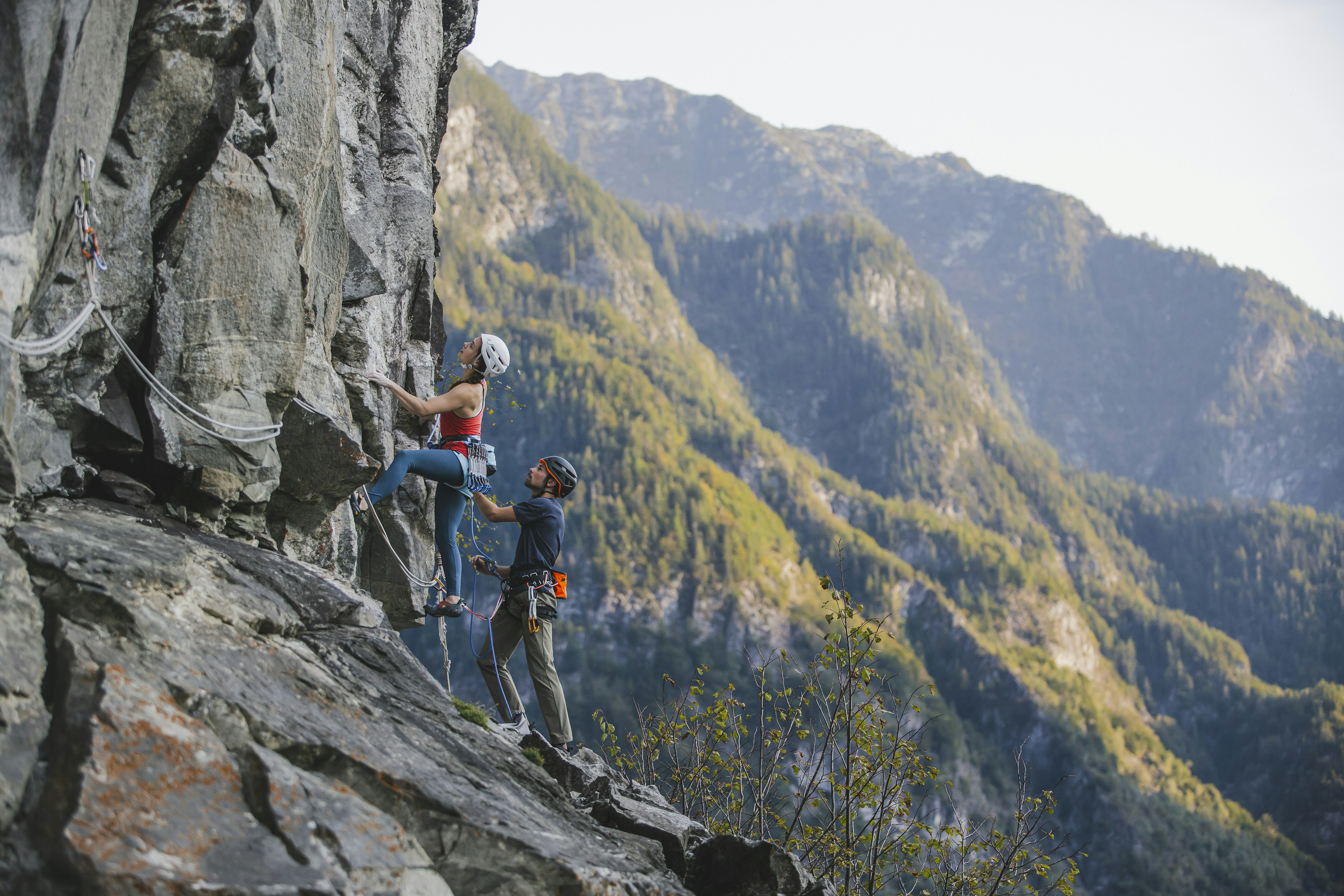 Deux grimpeurs sur un rocher.
