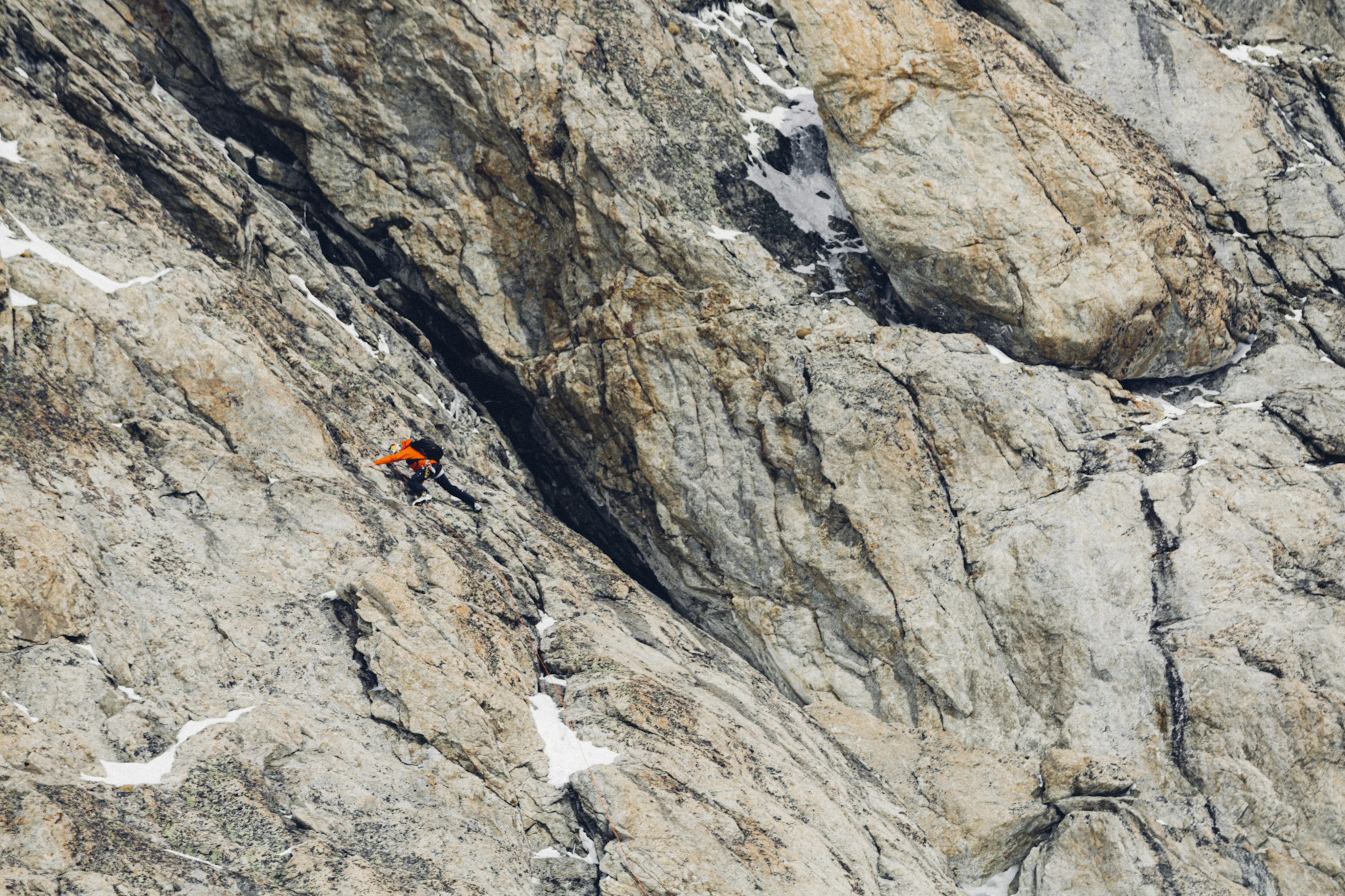 Nico Hojac klettert eine Steinwand hoch.
