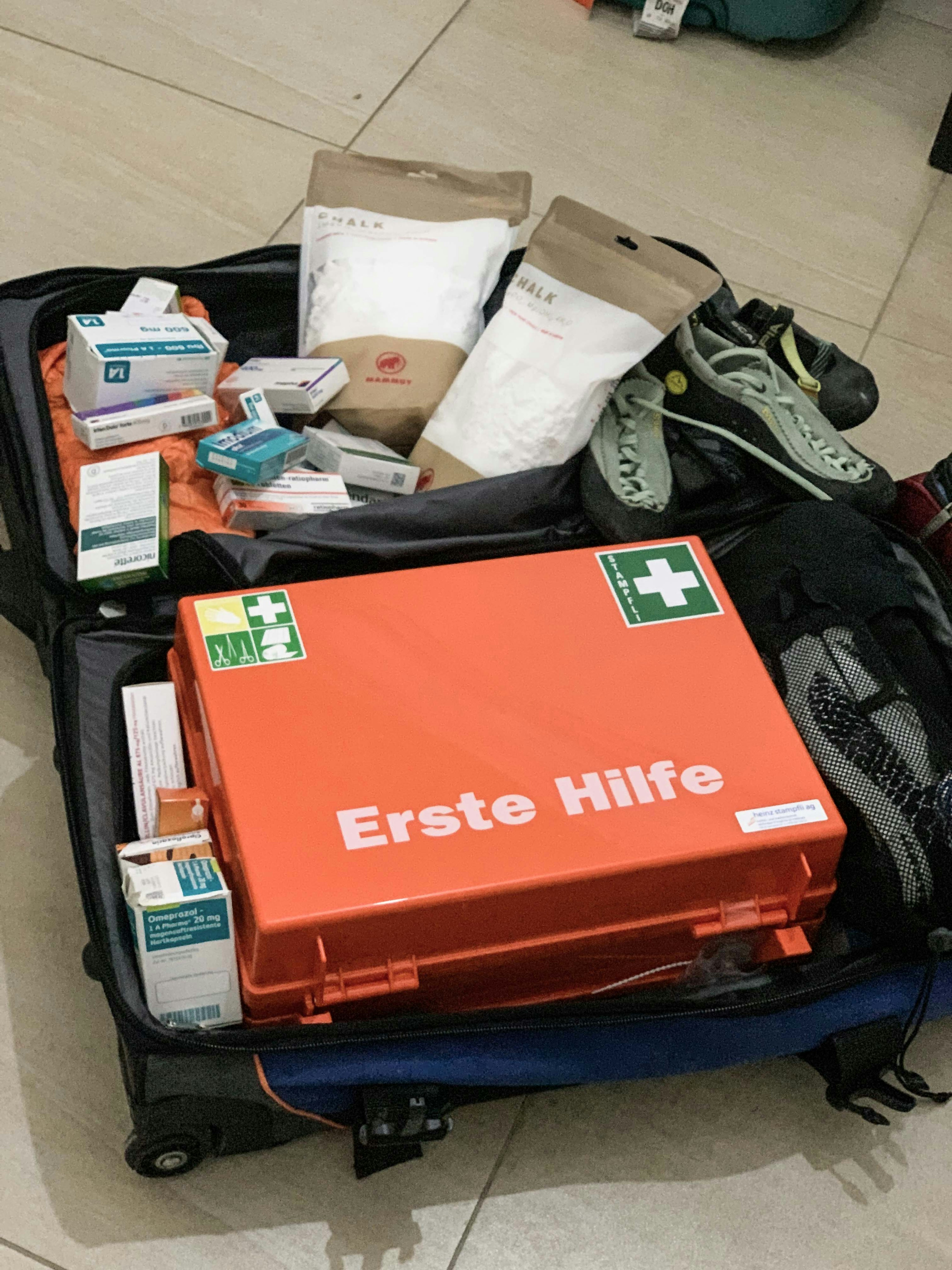Ein Koffer voll mit Medikamenten und Kletterausrüstung.