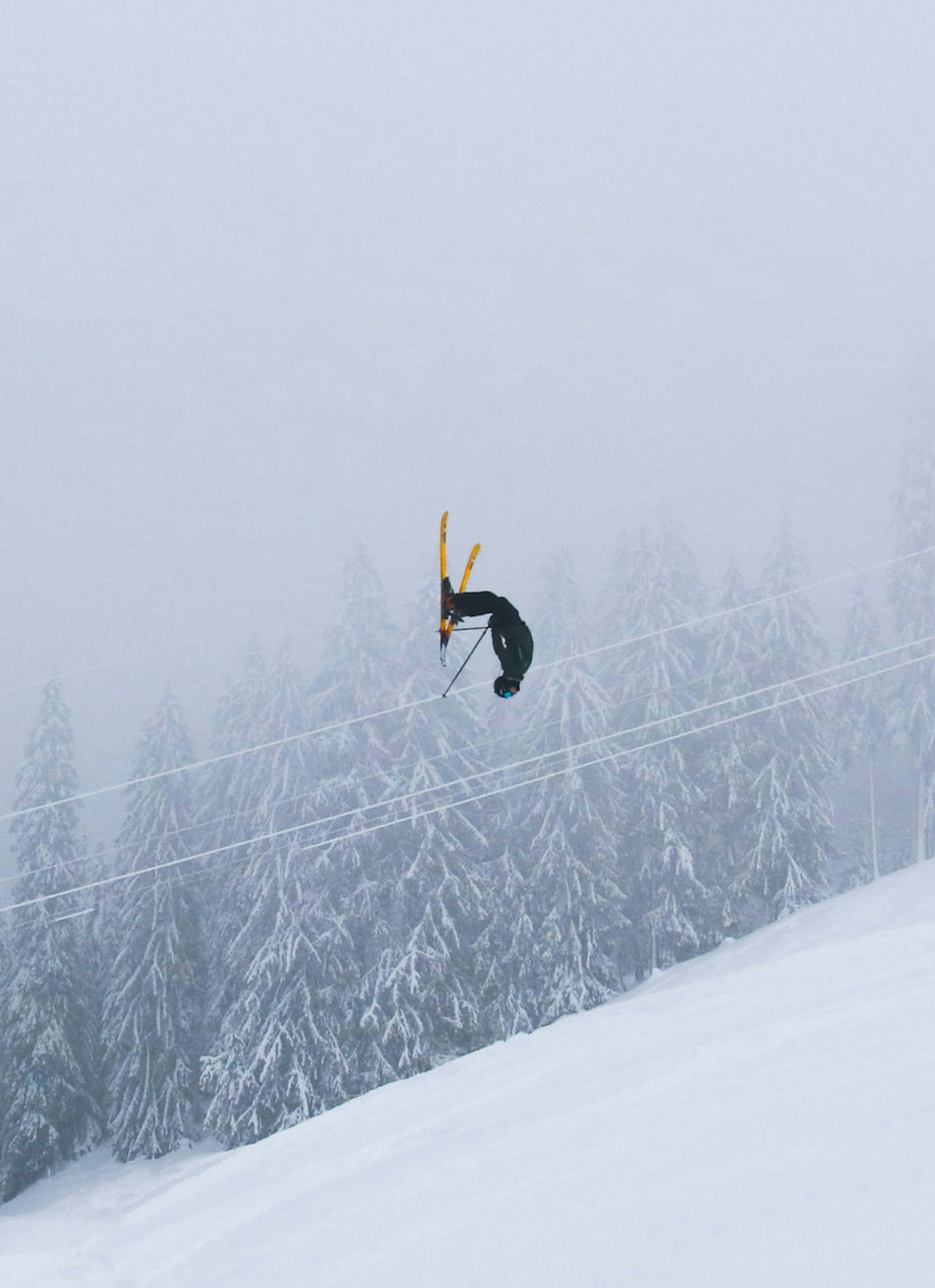 Ein Skifahrer macht einen Salto. 