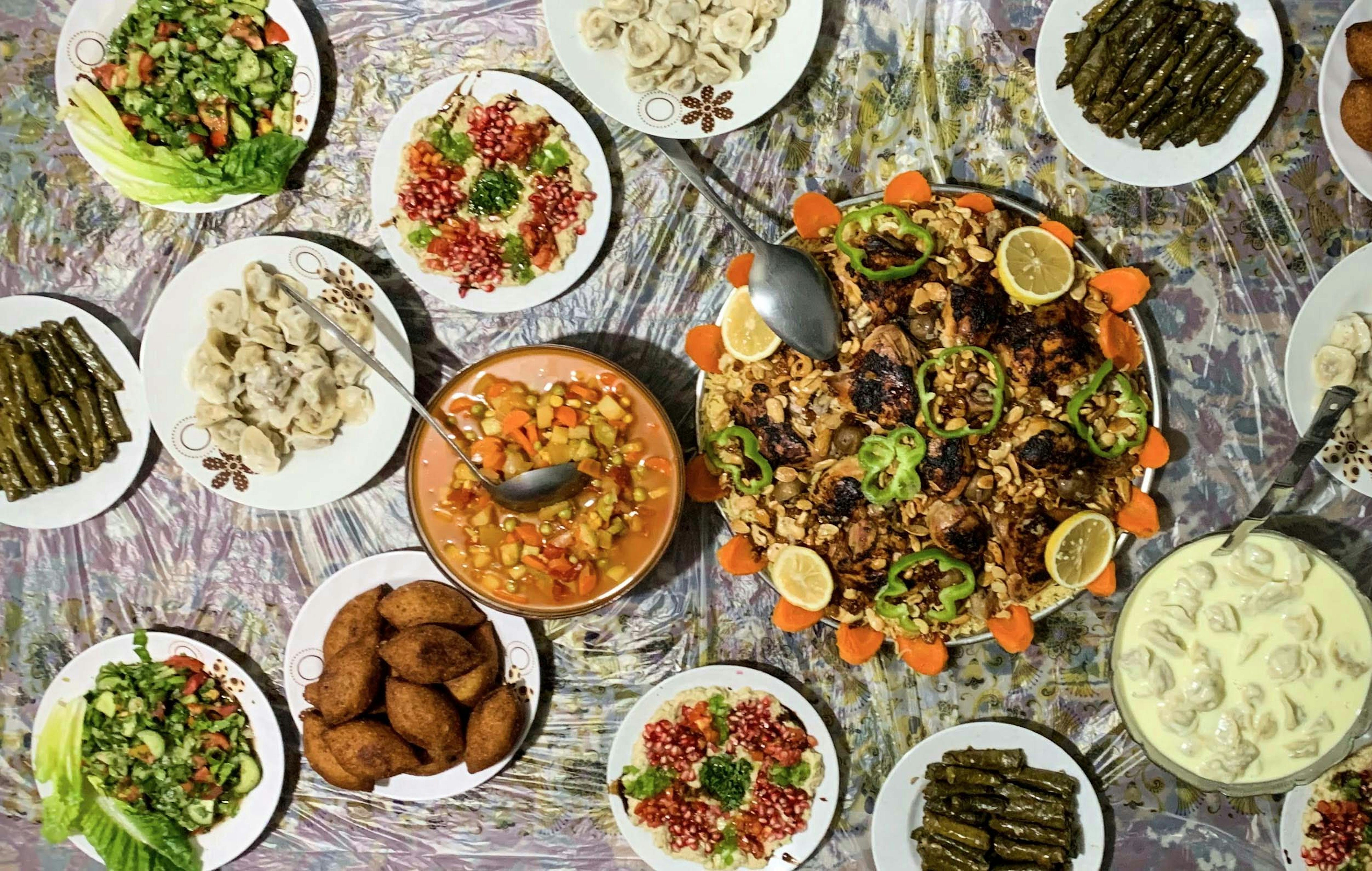 Verschiedene Teller gefüllt mit Libanesischem Essen. 