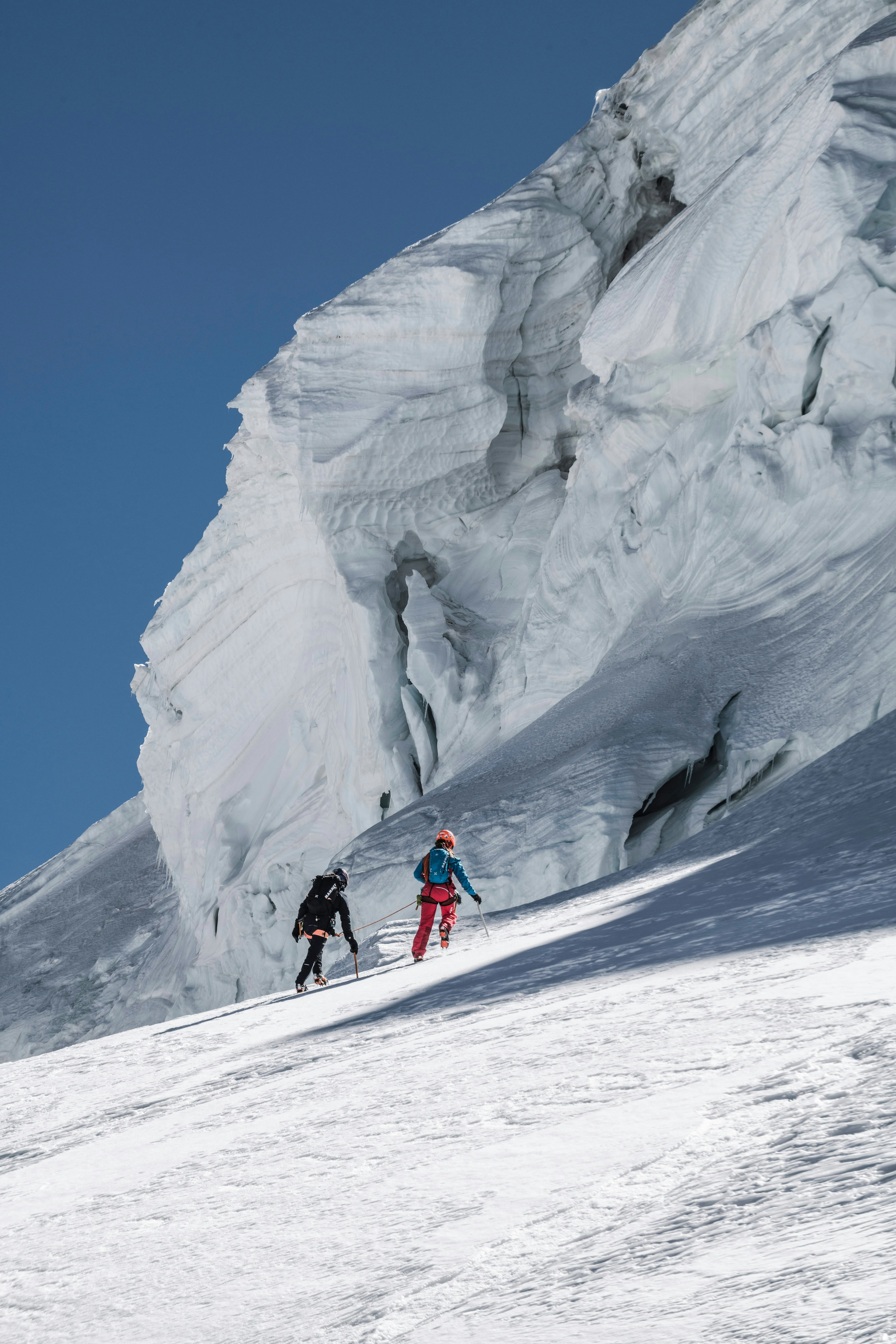 Zwei Personen laufen auf dem Berg 