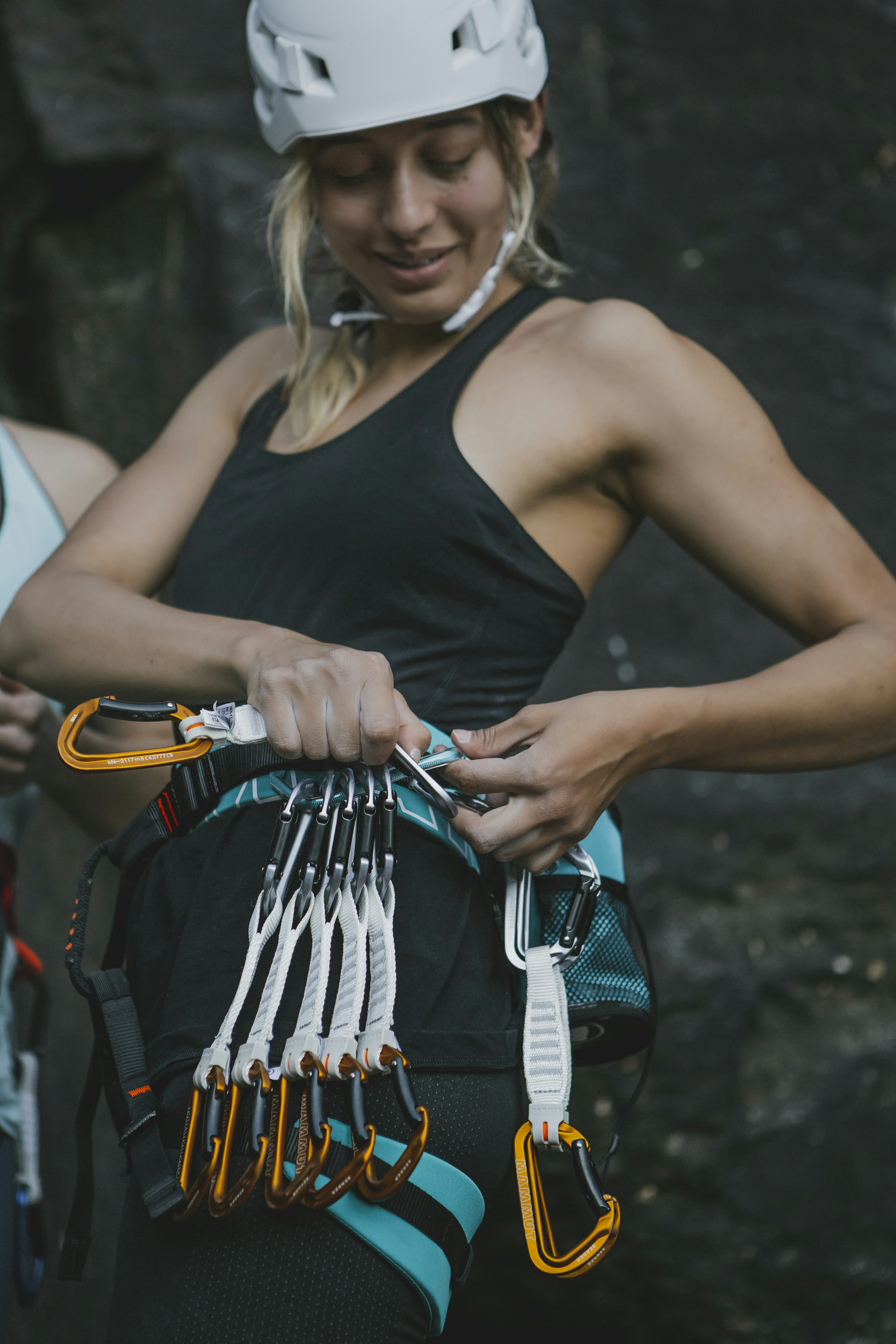 Femme avec un équipement d'escalade