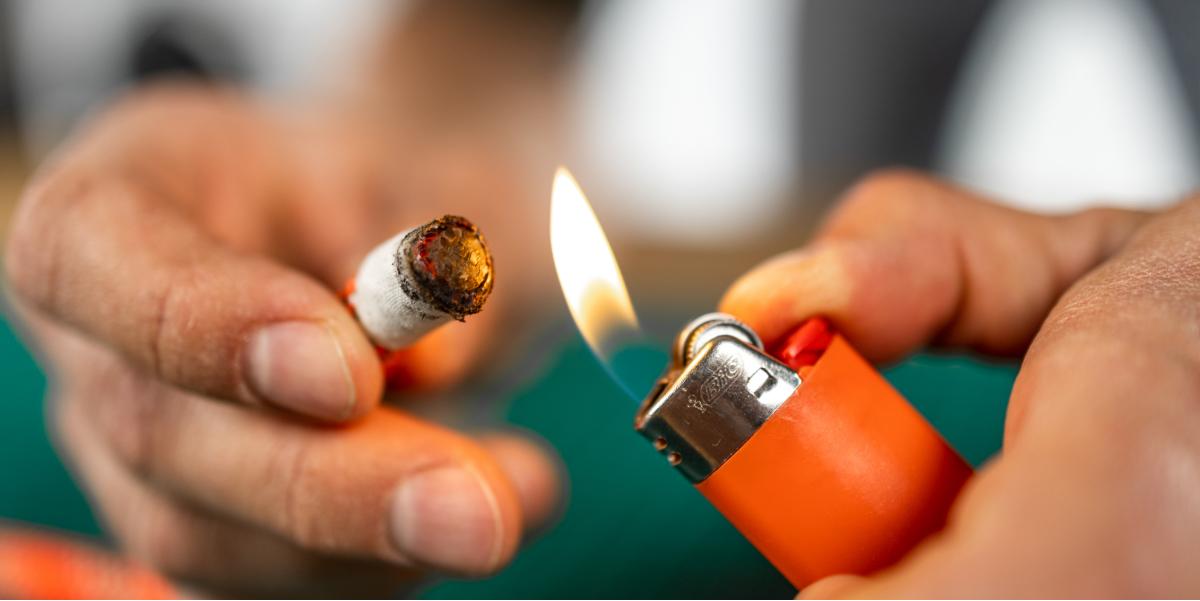 Die Enden werden mit einem Feuerzeug geschlossen