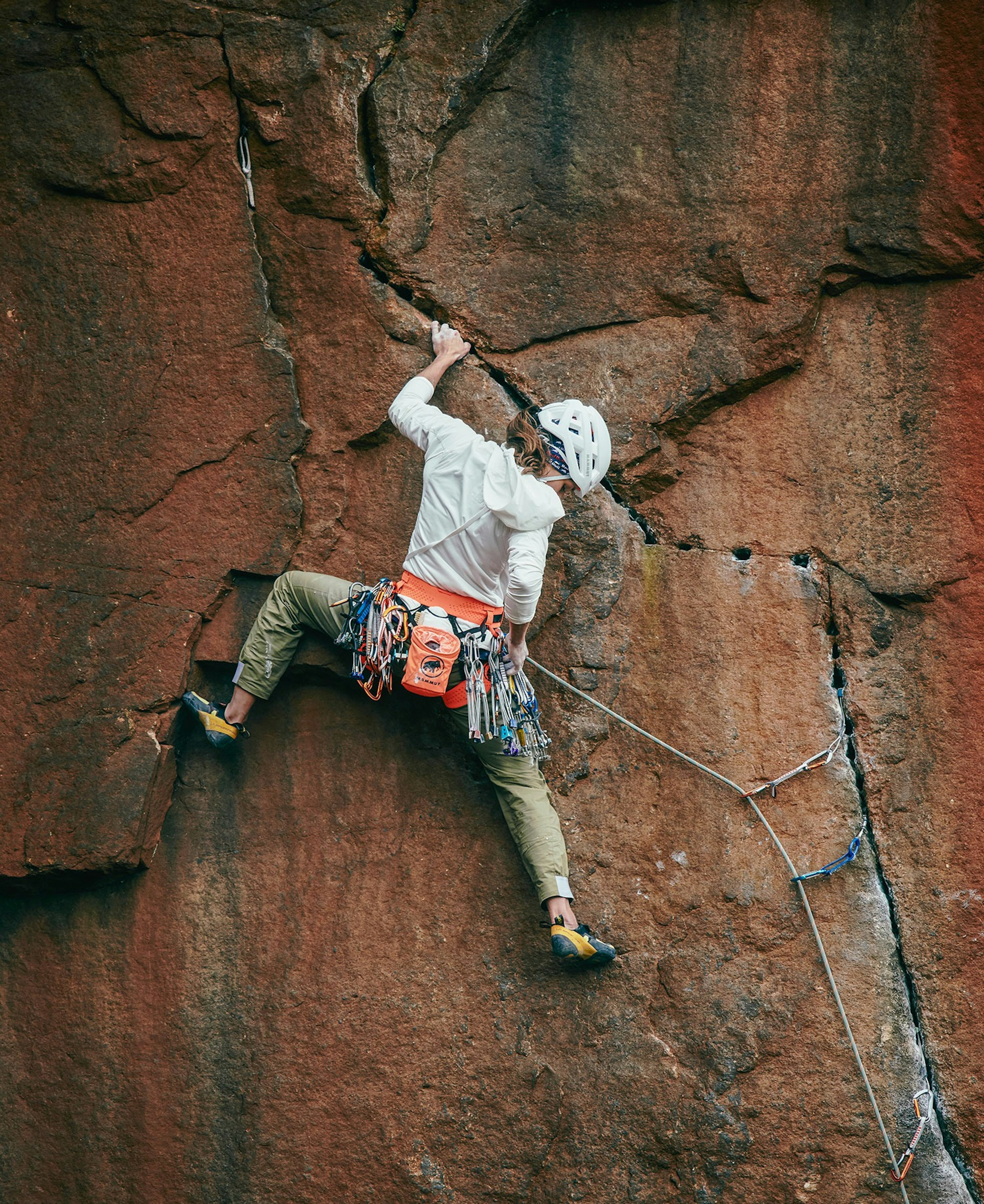 Femme escaladant une paroi rocheuse