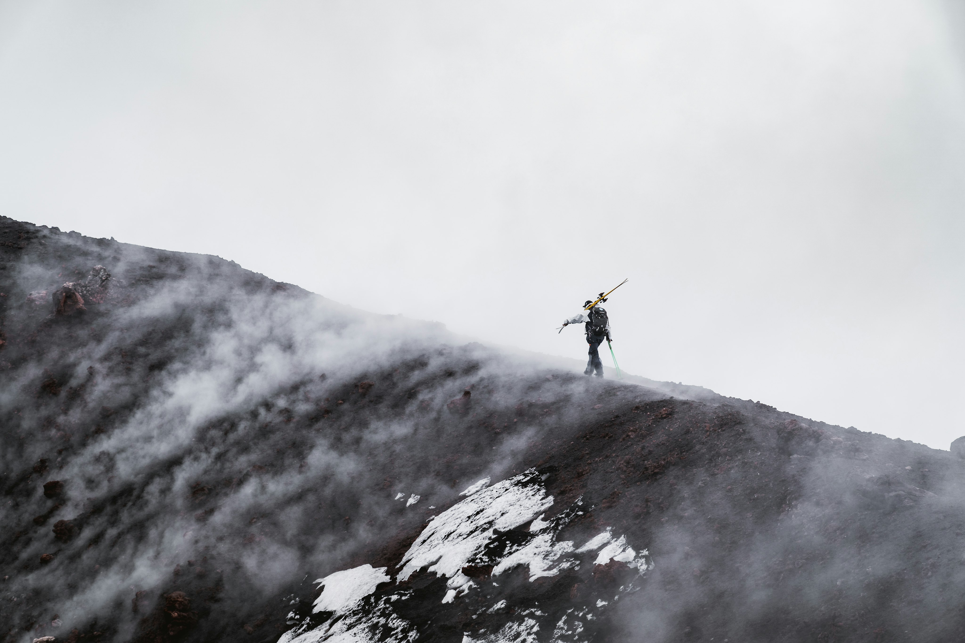 Skier auf dem Gipfel des Vulkans Etna. 