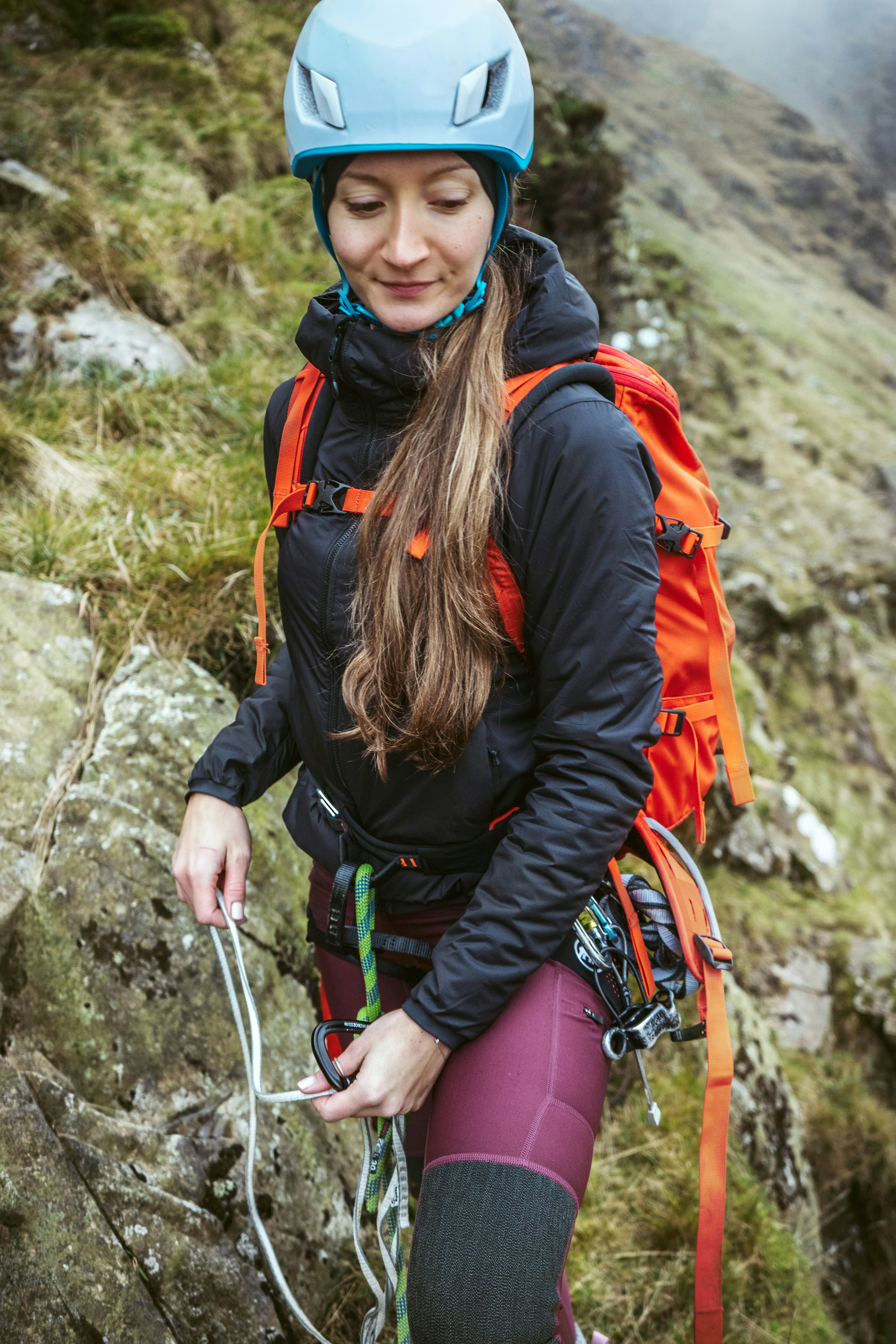 Frau mit Bergsteiger Ausrüstung