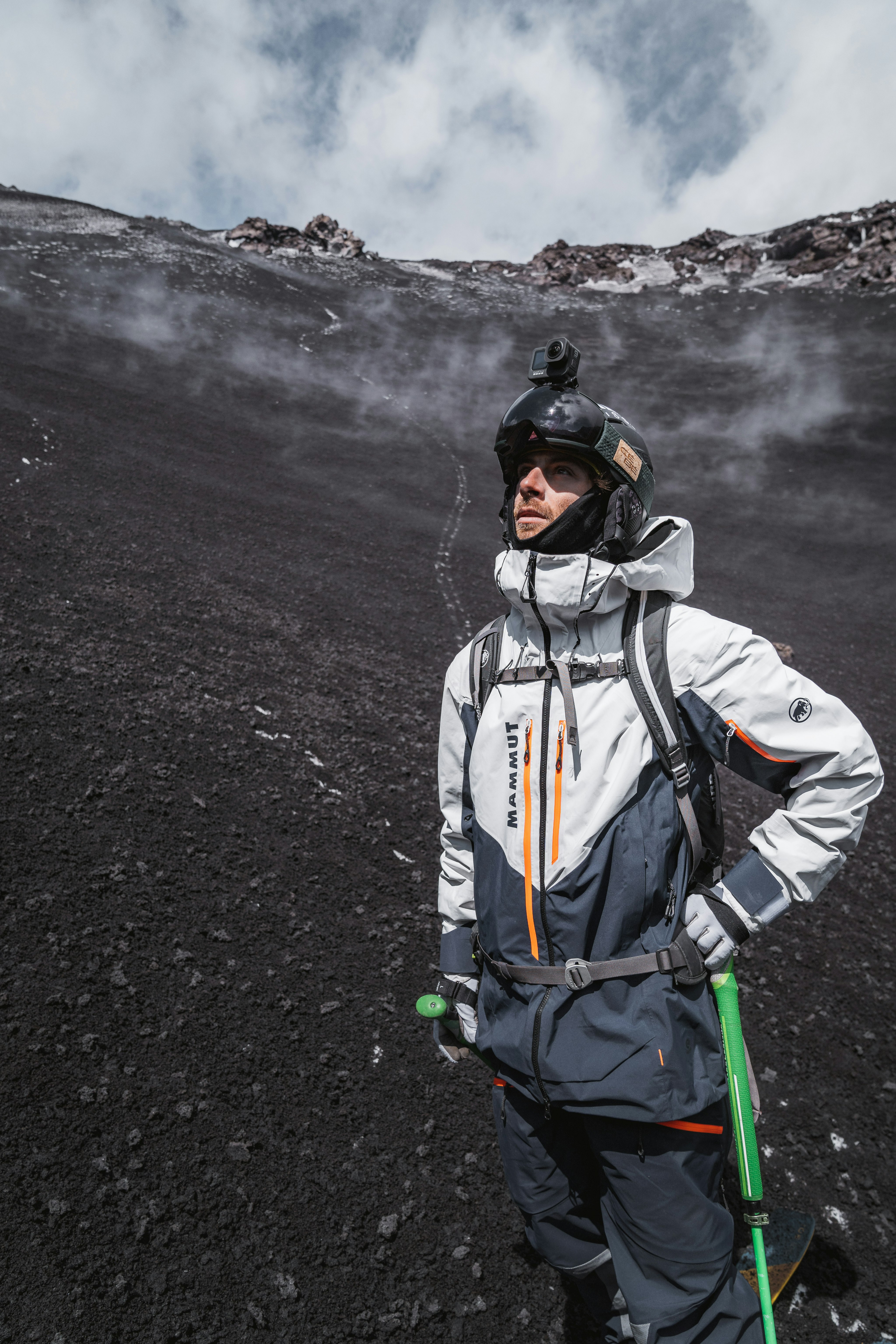 Mammut Ski Athlet auf einem Vulkan.