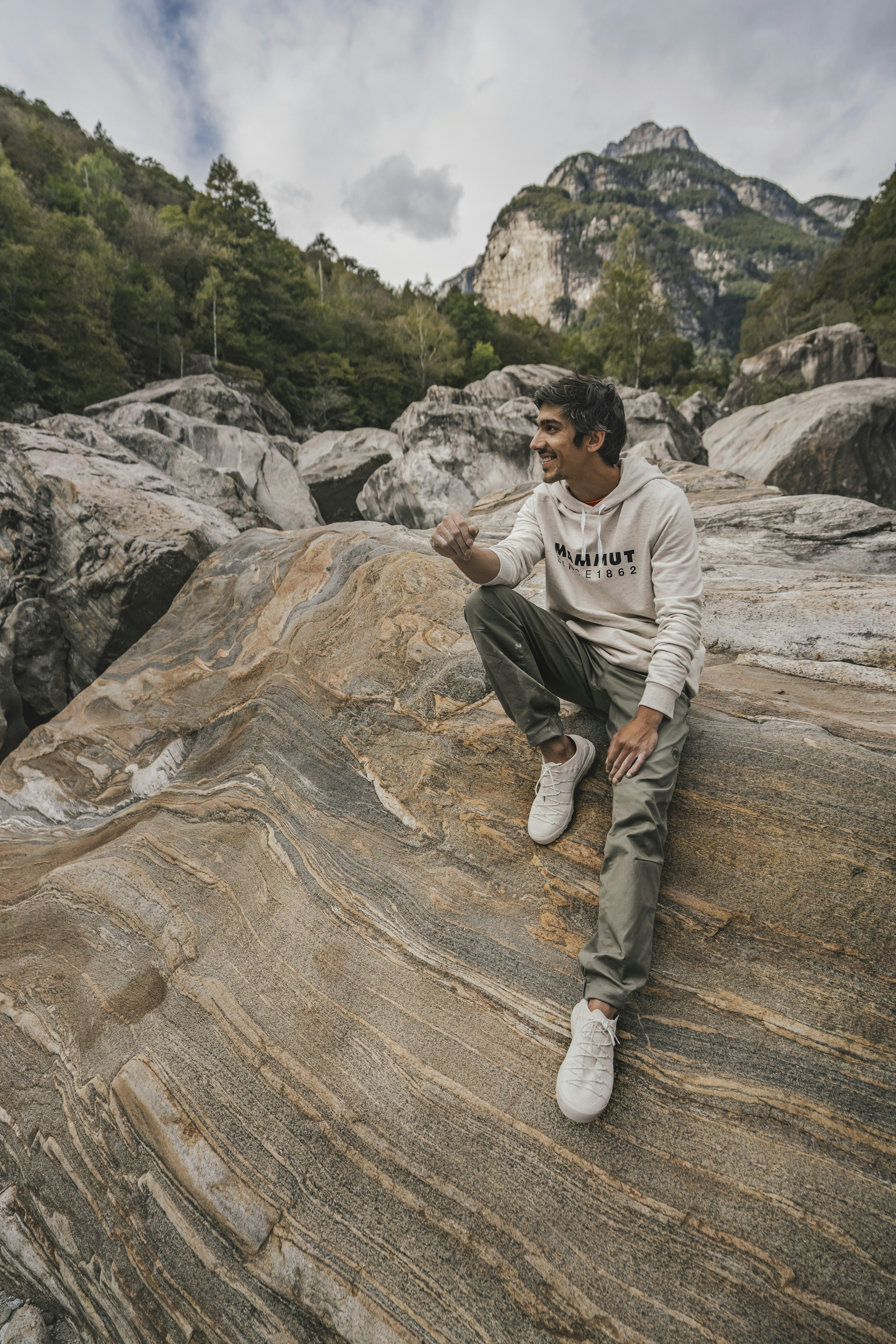 Homme assis sur un rocher