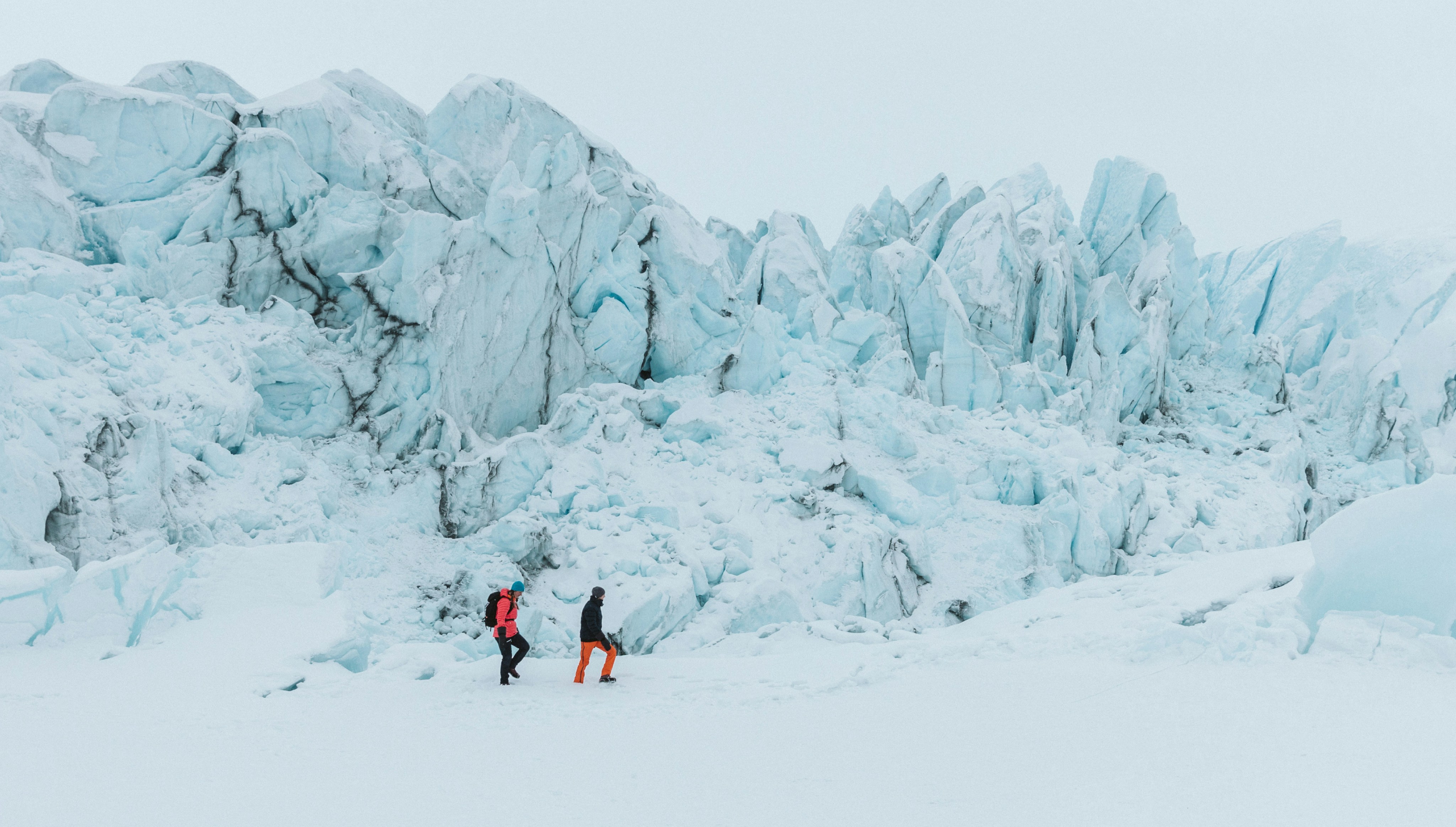 Deux randonneurs dans la glace avec un équipement de mammut